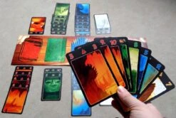 Iello Lost Cities – Le Duel -Les Des masKes Lost Cities Le Duel Vue eclate jeu 2